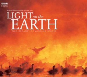 Light On The Earth: Two Decades Of Winning Images by Various